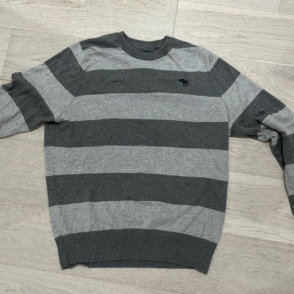 Abercrombie sweater - Picture 1 of 3